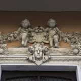 ...la data di costruzione la si legge in numeri romani sul cartiglio sorretto da due puttini in pietra e posto sopra una testa di donna circondata da margherite e festoni